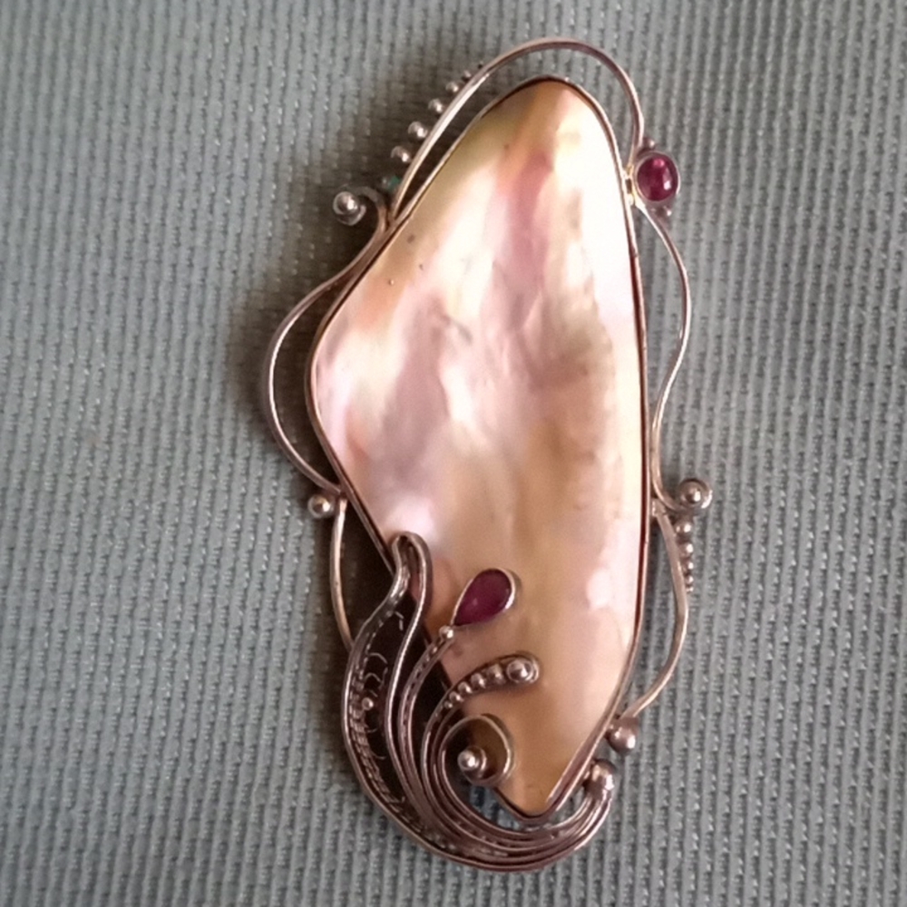 STUNNING GOLDEN MOTHER OF PEARL, STERLING SILVER AND GARNET PIN